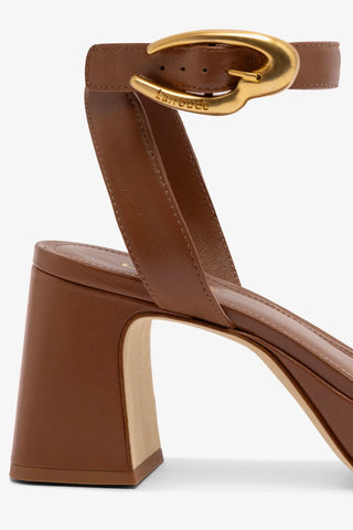 Sandália Dolly Verona Low Couro Caramelo Sandal Larroudé