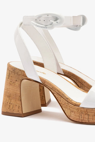 Sandália Dolly Verona Low Couro Verniz Branco e Cortiça Sandal Larroudé