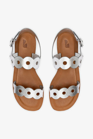 Sandália Flat Florence Couro Prateado Flat Sandal Larroudé