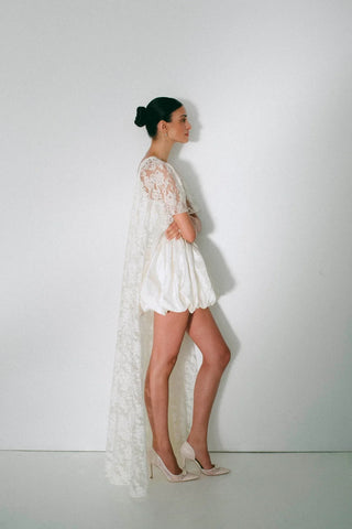 Larroudé x Markarian: Scarpin D'Orsay Renda Branco Pump Larroudé x Markarian