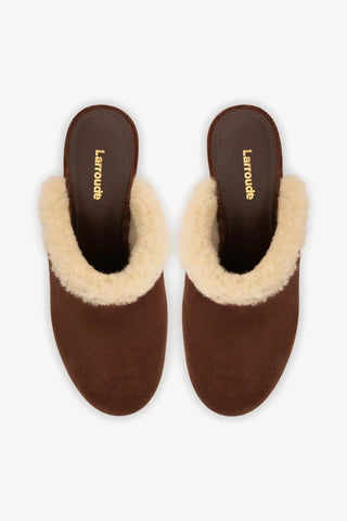 Sandália Plataforma Miso Camurça Marrom e Lã Natural Mule Larroudé
