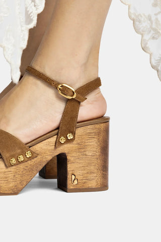 Sandália Plataforma Talitha Camurça Caramelo Sandal Larroudé