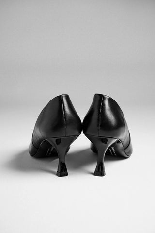 Larroudé By Nicolò B.: Scarpin Vittoria Couro Preto Boot Larroudé x Nicolò Beretta