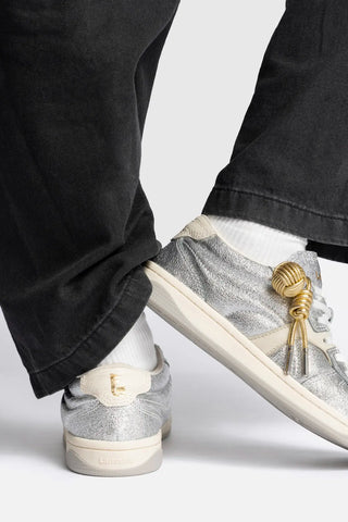 Tênis George Couro Prateado e Off White Sneaker Larroudé