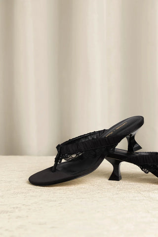 Larroudé x Tanner Fletcher: Sandália Gaia Low Lingerie Cetim Preto Sandal Larroudé x Tanner Fletcher