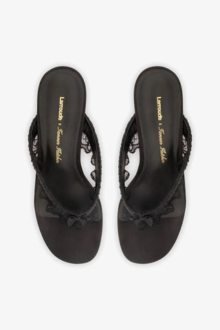 Larroudé x Tanner Fletcher: Sandália Gaia Low Lingerie Cetim Preto Sandal Larroudé x Tanner Fletcher