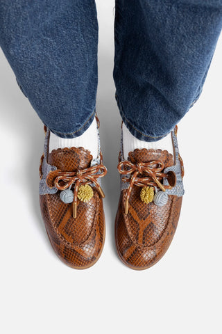 Mocassim Boat Shoe Cyprus Couro Cobra Marrom, Azul e Amarelo Loafer Larroudé