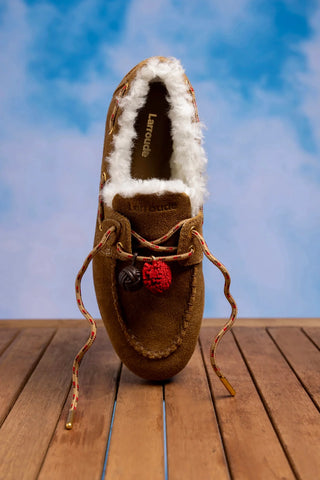 Mocassim Boat Shoe Cyprus Camurça Marrom e Lã Natural Loafer Larroudé
