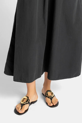 Sandália Flat Margherita Couro Preto e Metal Dourado Flat Sandal Larroudé
