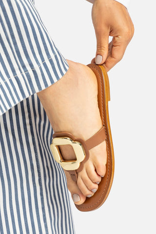 Sandália Flat Margherita Couro Off White e Metal Dourado Flat Sandal Larroudé