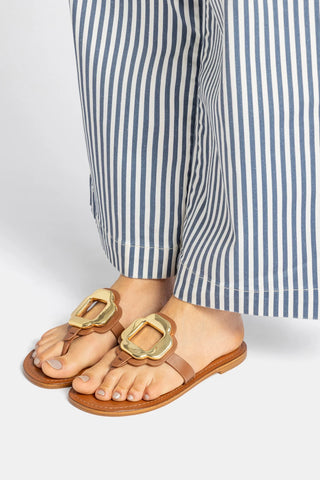 Sandália Flat Margherita Couro Off White e Metal Dourado Flat Sandal Larroudé