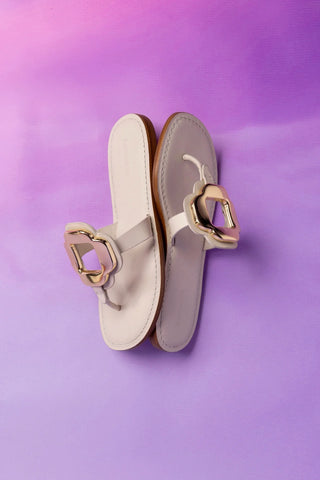 Sandália Flat Margherita Couro Off White e Metal Dourado Flat Sandal Larroudé