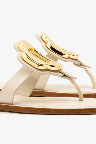 Sandália Flat Margherita Couro Off White e Metal Dourado Flat Sandal Larroudé