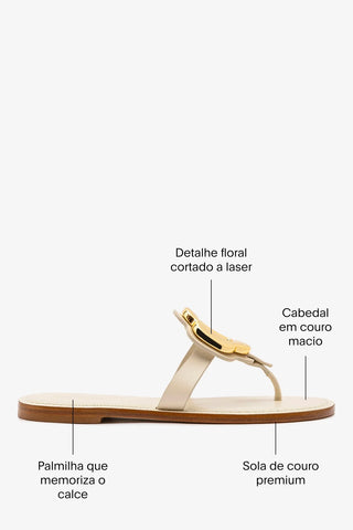 Sandália Flat Margherita Couro Off White e Metal Dourado Flat Sandal Larroudé