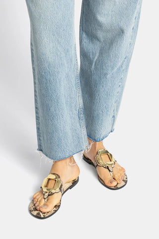 Sandália Flat Margherita Couro Cobra Bege e Metal Dourado Flat Sandal Larroudé