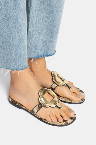 Sandália Flat Margherita Couro Cobra Bege e Metal Dourado Flat Sandal Larroudé
