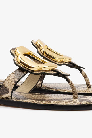 Sandália Flat Margherita Couro Cobra Bege e Metal Dourado Flat Sandal Larroudé
