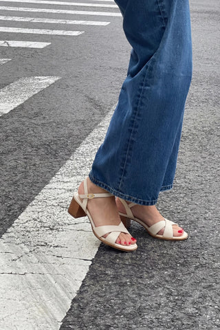 Sandália Roma Couro Off White Sandal Larroudé