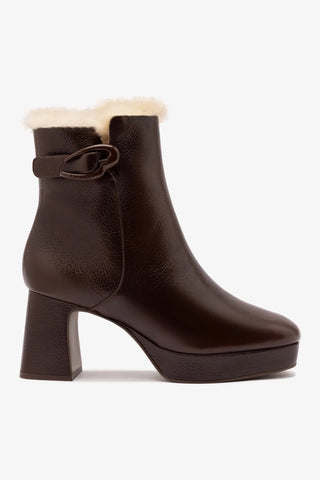 Bota Dolly Verona Low Couro Marrom e Lã Natural Boot Larroudé