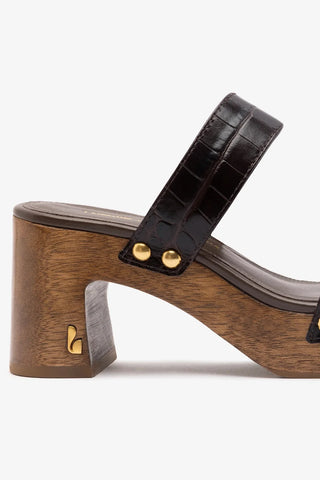 Larroudé x Kenneth Cole: Mule Couro Croco Marrom Sandal Larroudé x Kenneth Cole