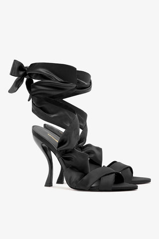 Larroudé x Nicolò B.: Sandália Dani Cetim Preto Sandal Larroudé x Nicolò Beretta