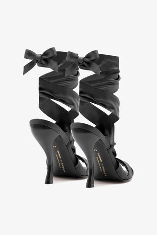 Larroudé x Nicolò B.: Sandália Dani Cetim Preto Sandal Larroudé x Nicolò Beretta