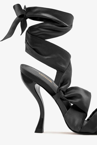 Larroudé x Nicolò B.: Sandália Dani Cetim Preto Sandal Larroudé x Nicolò Beretta