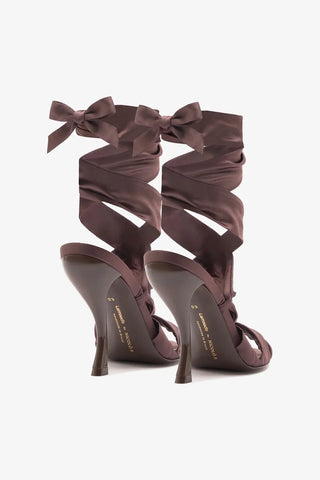 Larroudé x Nicolò B.: Sandália Dani Cetim Marrom Sandal Larroudé x Nicolò Beretta