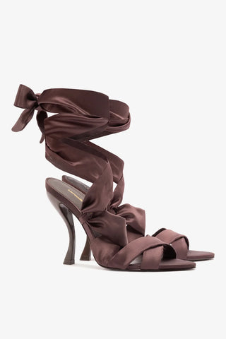 Larroudé x Nicolò B.: Sandália Dani Cetim Marrom Sandal Larroudé x Nicolò Beretta