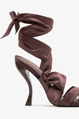 Larroudé x Nicolò B.: Sandália Dani Cetim Marrom Sandal Larroudé x Nicolò Beretta