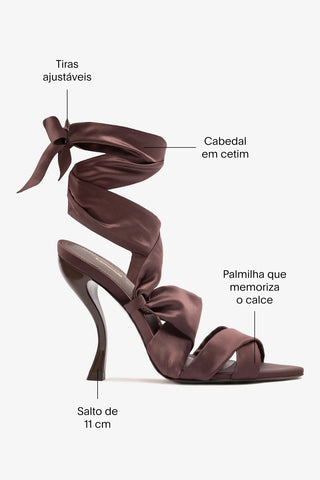 Larroudé x Nicolò B.: Sandália Dani Cetim Marrom Sandal Larroudé x Nicolò Beretta