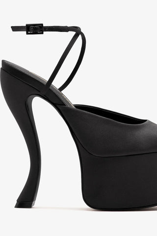 Larroudé x Nicolò B.: Sandália Lola Cetim Preto Larroudé x Nicolò Beretta