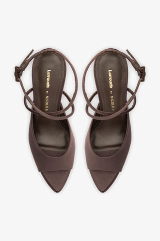 Larroudé x Nicolò B.: Sandália Lola Cetim Marrom Sandal Larroudé x Nicolò Beretta
