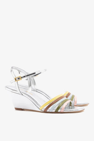 Larroudé x Ciao Lucia: Sandália Anabela Daiana Couro Prateado Sandal Larroudé x Ciao Lucia