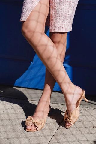 Mule Peep Toe Elle Seda Bege Mule Larroudé