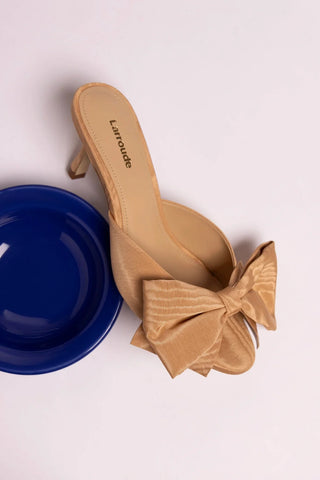 Mule Peep Toe Elle Seda Bege Mule Larroudé