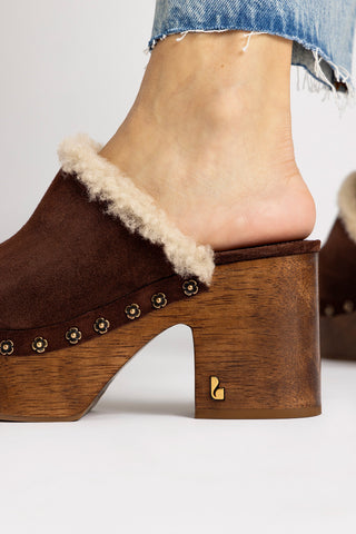 Sandália Plataforma Miso Camurça Marrom e Lã Natural Mule Larroudé