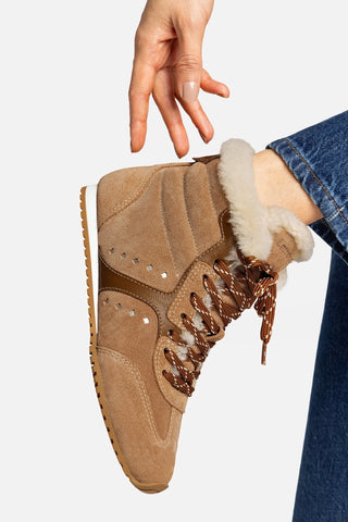 Tênis Cano Médio Stella Camurça Caramelo Couro Marrom e Lã Natural Sneaker Larroudé