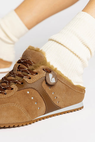 Mule Stella Camurça Caramelo Couro Marrom e Lã Natural Sneaker Larroudé