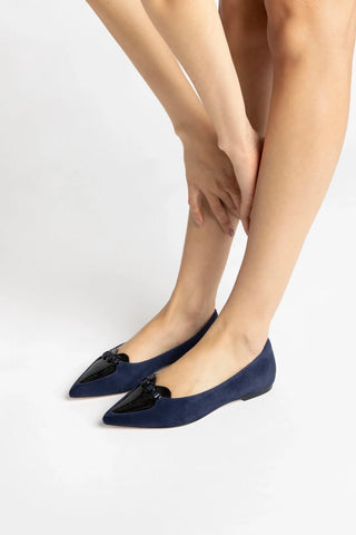 Sapatilha Audrey Camurça Azul e Couro Preto Ballerina Larroudé