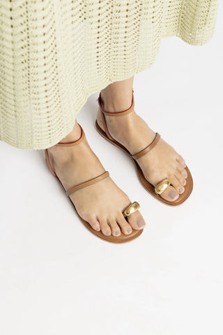 Flat Biarritz Couro Caramelo Flat Sandal Larroudé