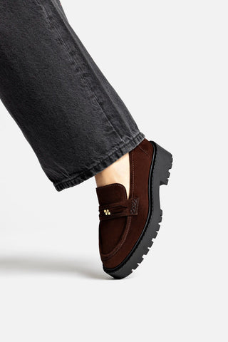 Mocassim Tratorado Suki Camurça Marrom Loafer Larroudé