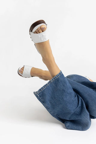 Mule Zuzi Couro Verniz Branco Sandal Larroudé