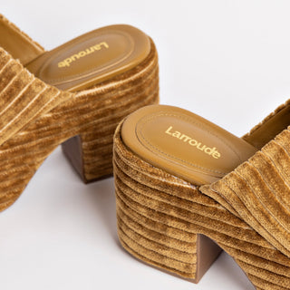 Mule Clog Plataforma Miso Veludo Caramelo