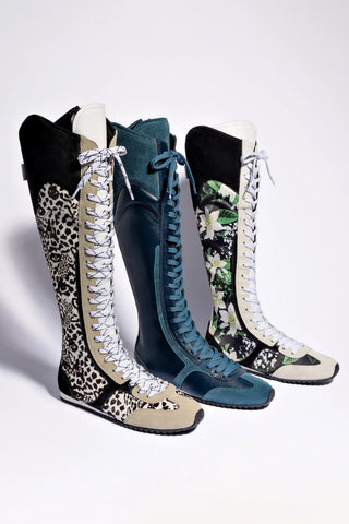 Larroudé x Jonathan Cohen: Bota Tênis Cano Alto Camurça Preto e Cetim Estampado Multicor Sneaker Larroudé x Jonathan Cohen