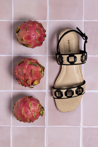 Sandália Flat Milan Ráfia Bege e Camurça Preto Flat Sandal Larroudé