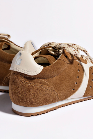 Tênis Stella Camurça Marrom e Couro Off White Sneaker Larroudé