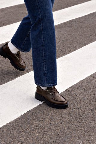 Mocassim Tratorado London Lace Up Couro Marrom Oxford Larroudé